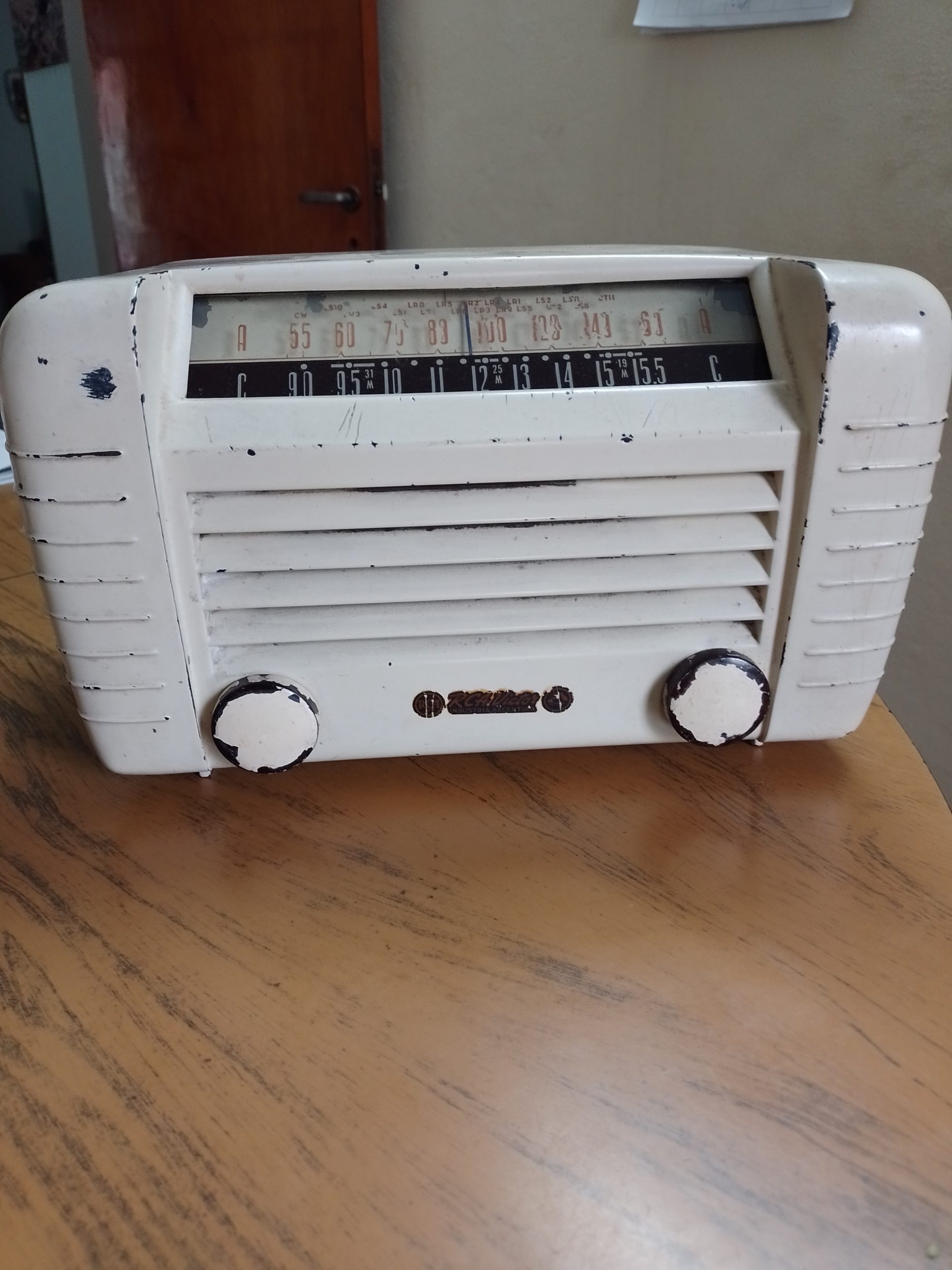 Radio valvular antigua en baquelita