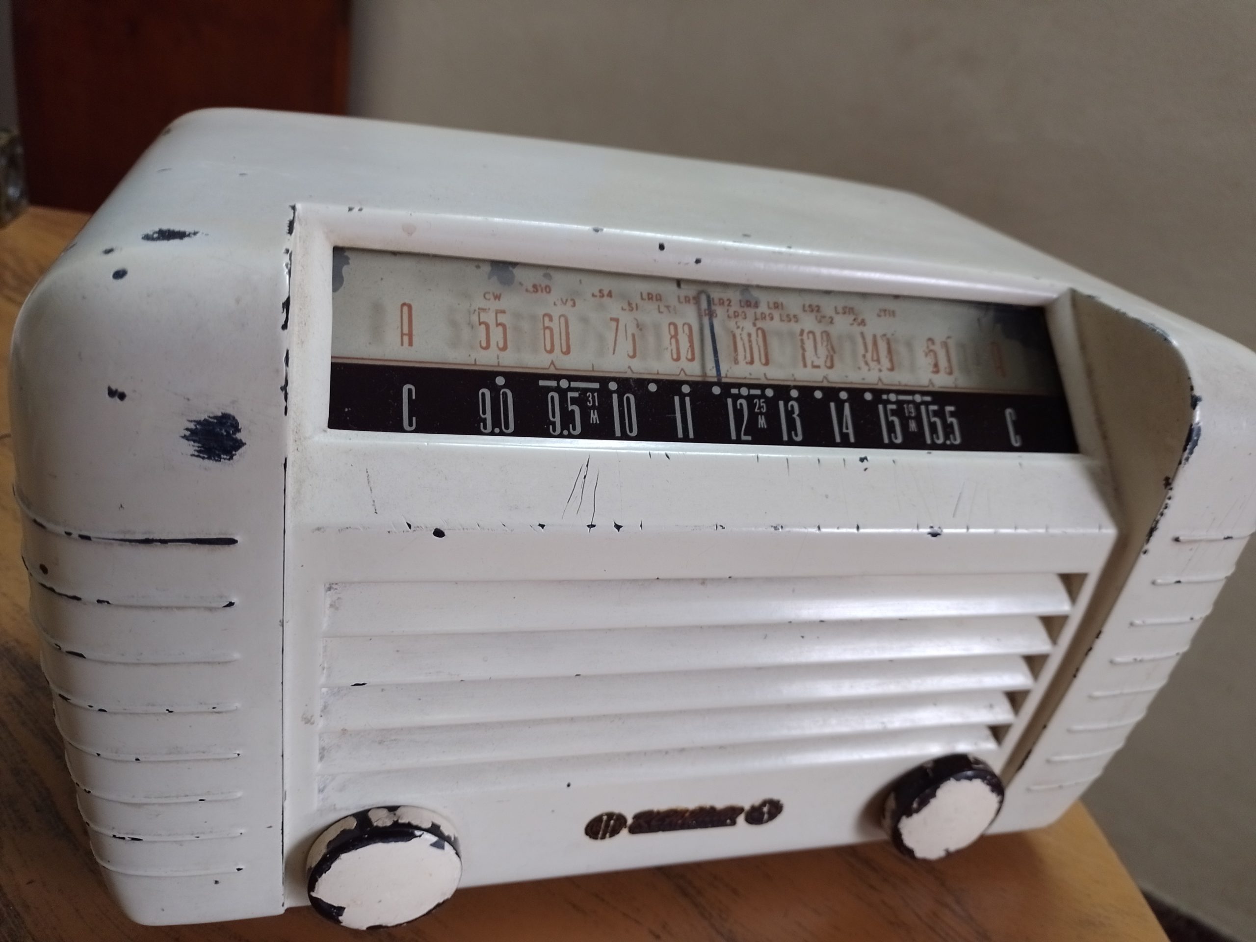 Radio valvular antigua en baquelita - Imagen 7