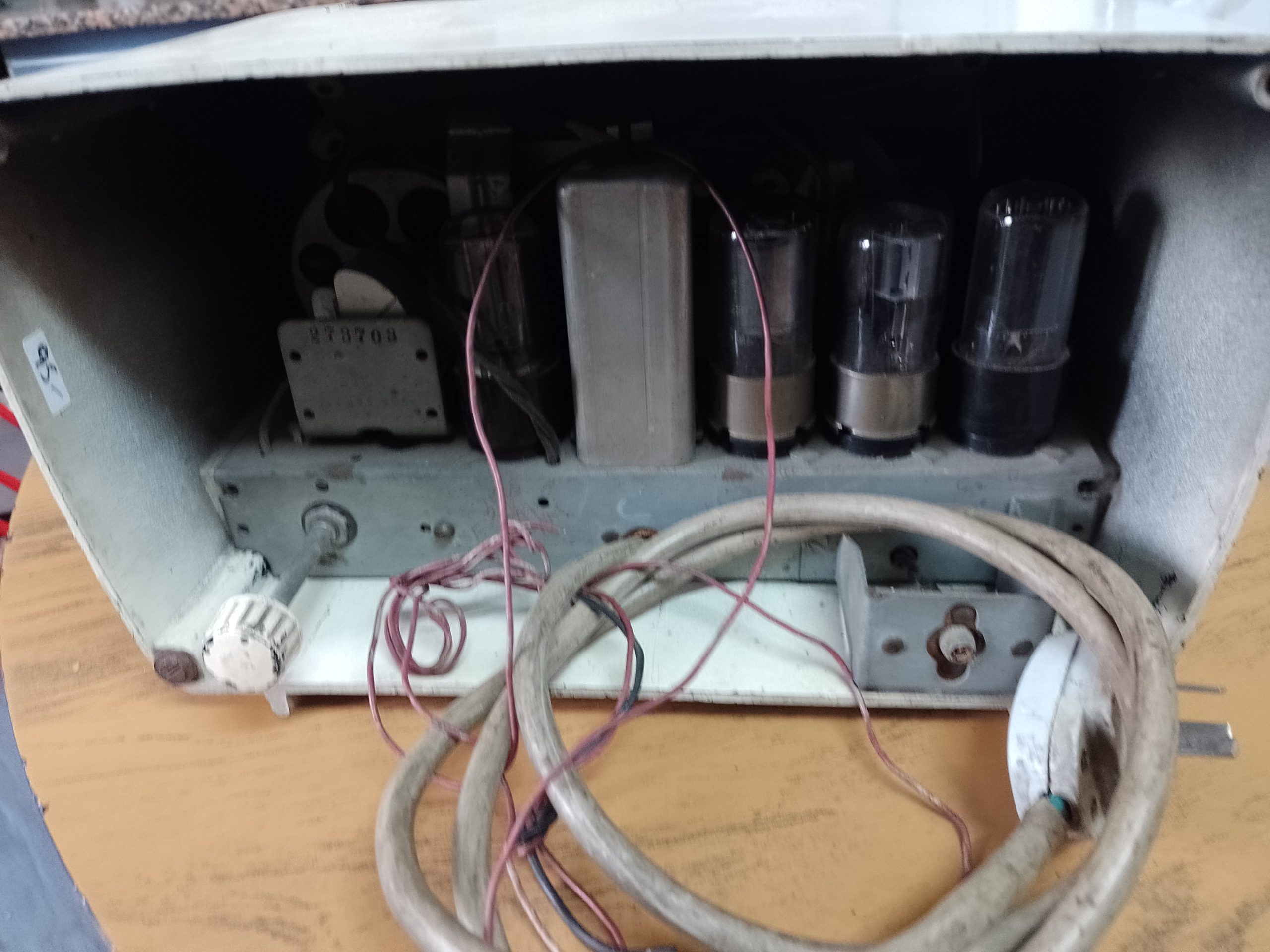 Radio valvular antigua en baquelita - Imagen 5