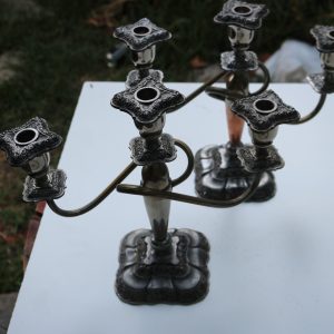 Antiguos candelabros de tres velas