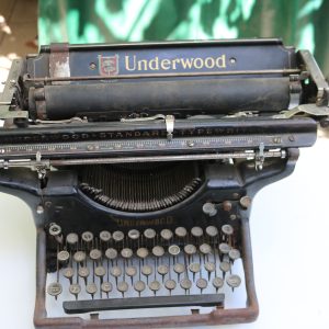 Maquina de escribir de escritorio antigua