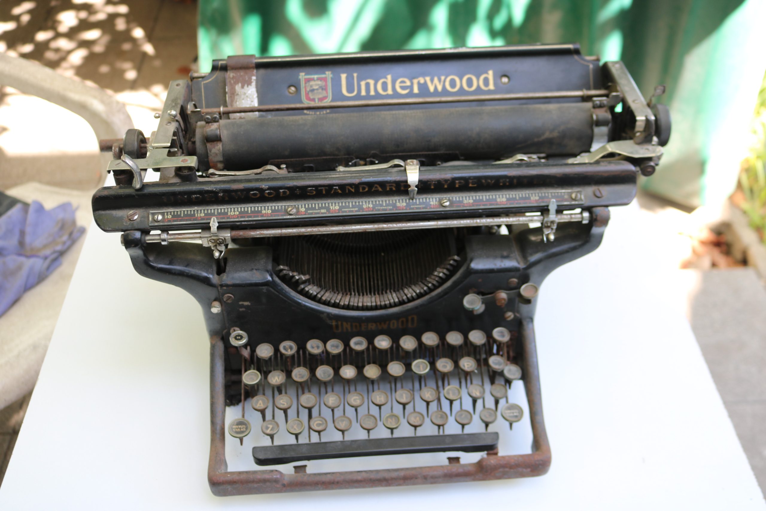Maquina de escribir de escritorio antigua - Imagen 18