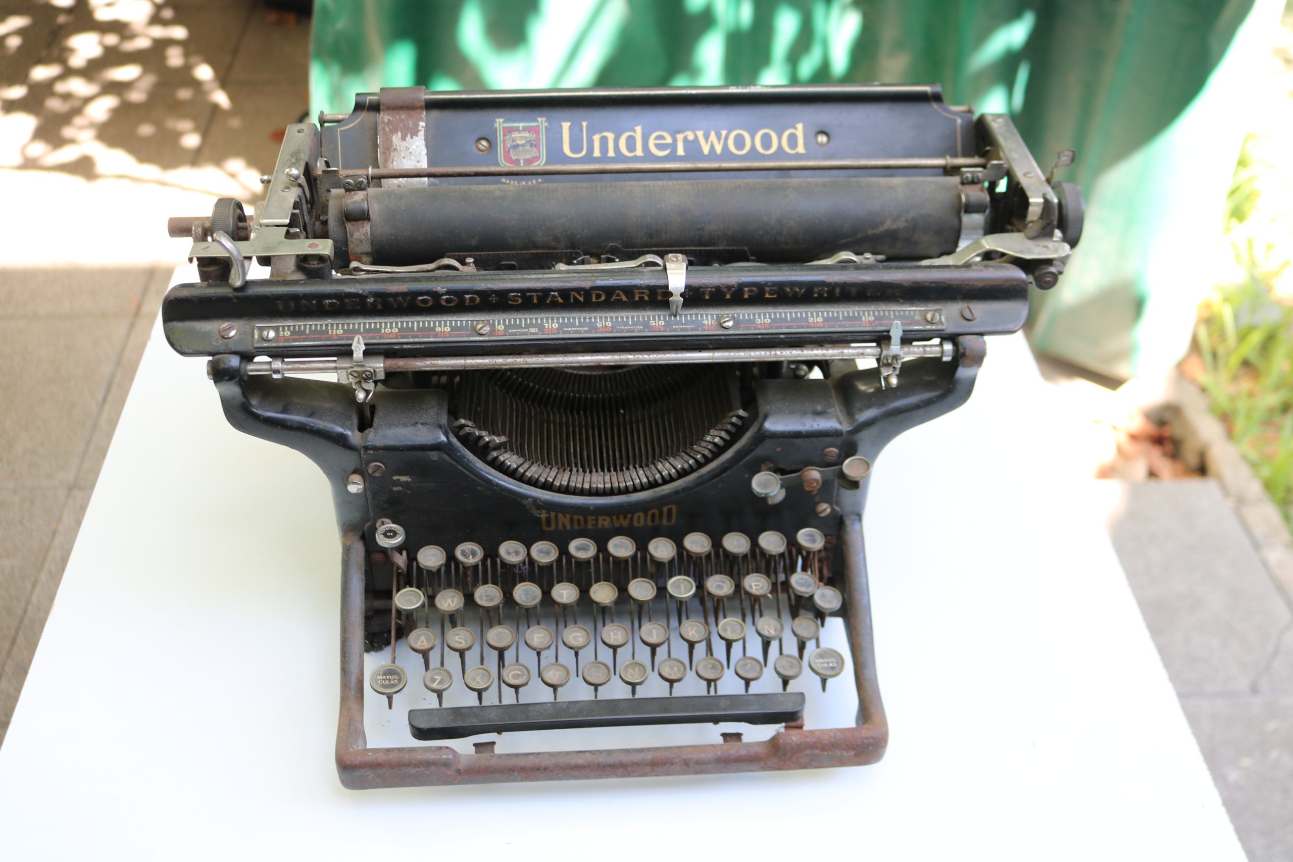 Maquina de escribir de escritorio antigua - Imagen 17
