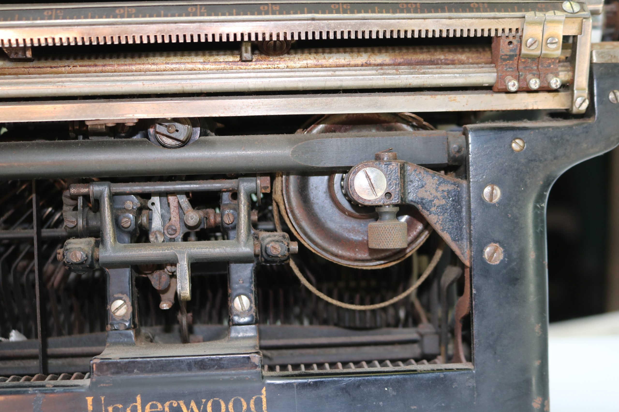 Maquina de escribir de escritorio antigua - Imagen 9