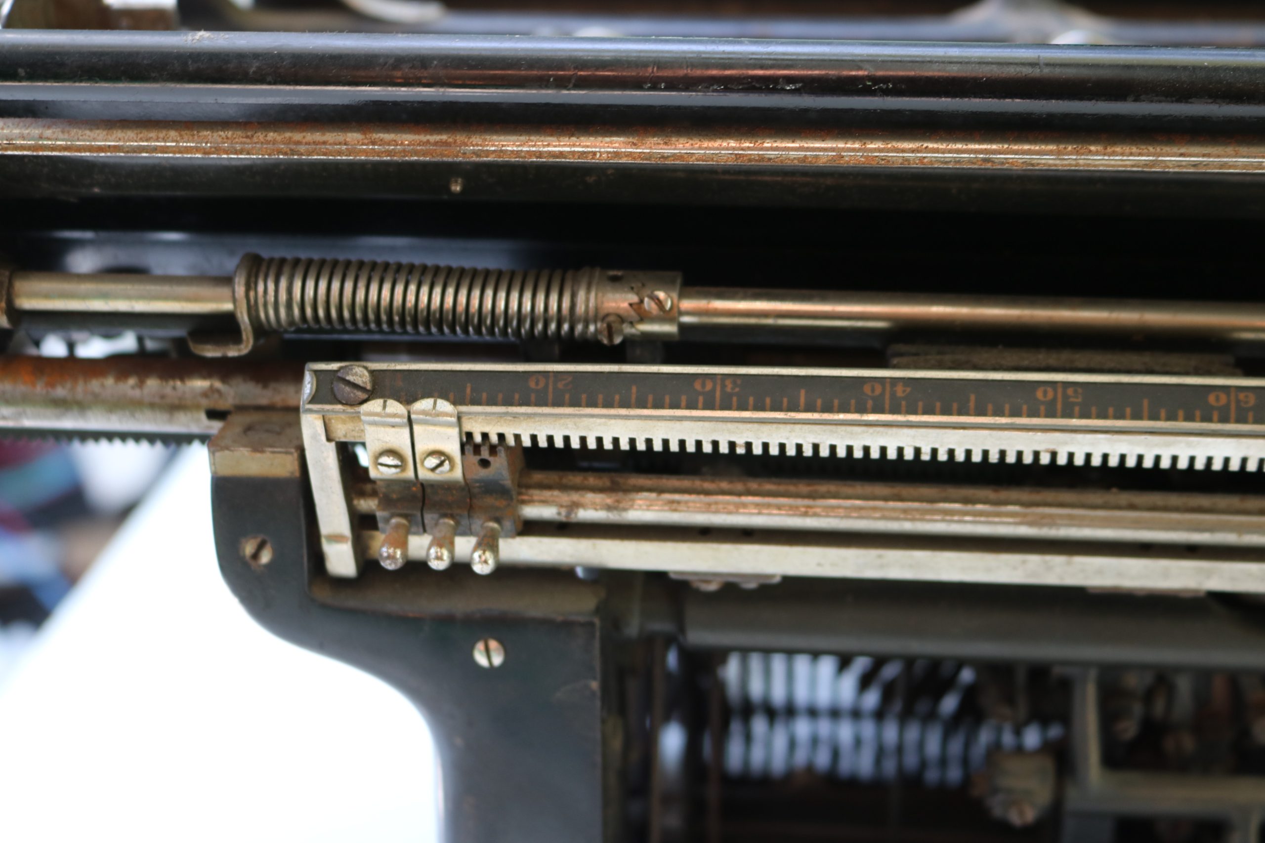 Maquina de escribir de escritorio antigua - Imagen 8