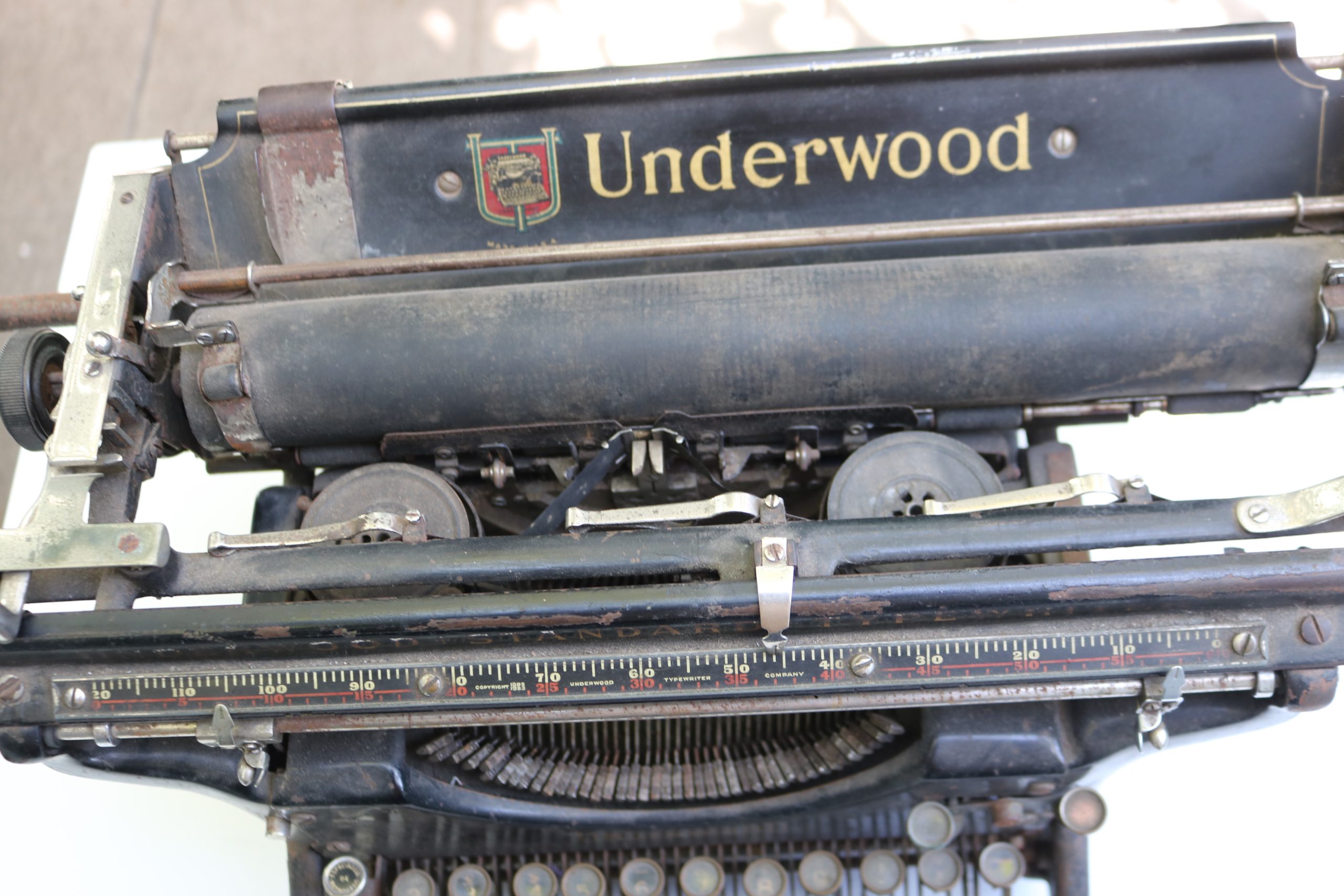 Maquina de escribir de escritorio antigua - Imagen 3