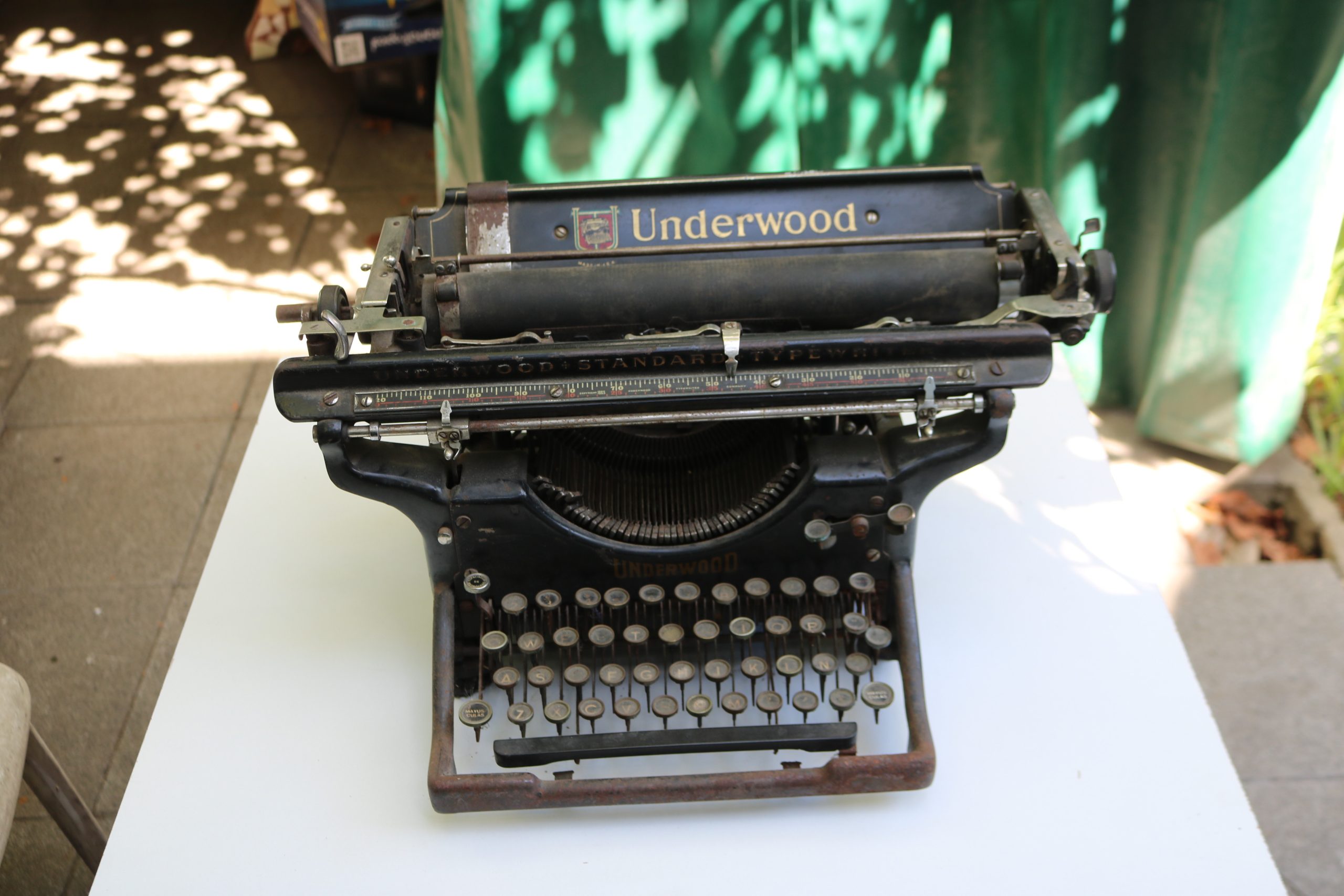 Maquina de escribir de escritorio antigua - Imagen 2